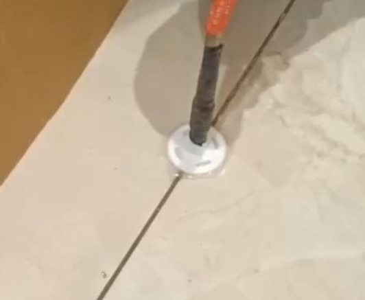 东区瓷砖空鼓维修公司专业解答瓷砖在铺贴过程中，如果没有涂抹均匀到位的粘结材料（如水泥砂浆或瓷砖胶），可能会导致以下问题