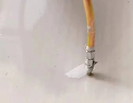 东区瓷砖空鼓维修公司专业解答在瓷砖铺贴过程中，如果使用的砂料过粗（如全部使用了粗砂），可能会导致以下问题