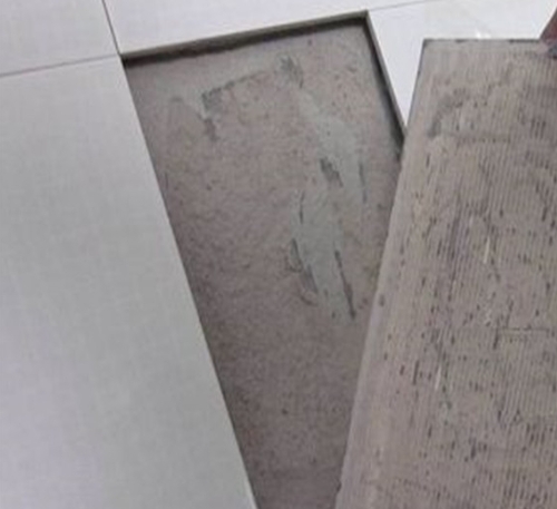 东区瓷砖空鼓维修公司分享瓷砖铺贴时如果打浆（即涂抹在瓷砖背面和基层上的砂浆或瓷砖胶）过少，会带来以下问题
